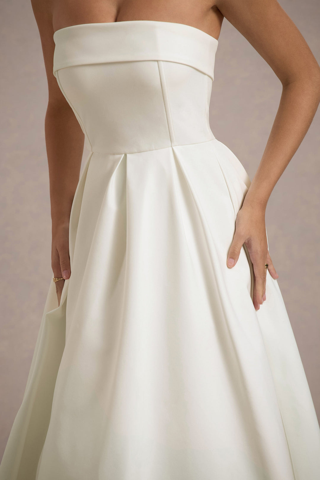 ANNE | Vestito Midi Elegante con Scollatura Senza Spalline
