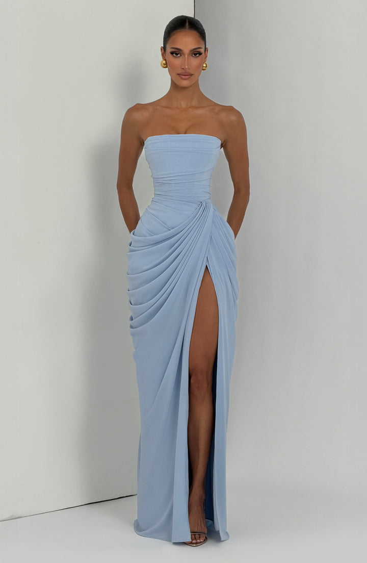 SKY - Eleganza scultorea che definisce la tua figura per Donna