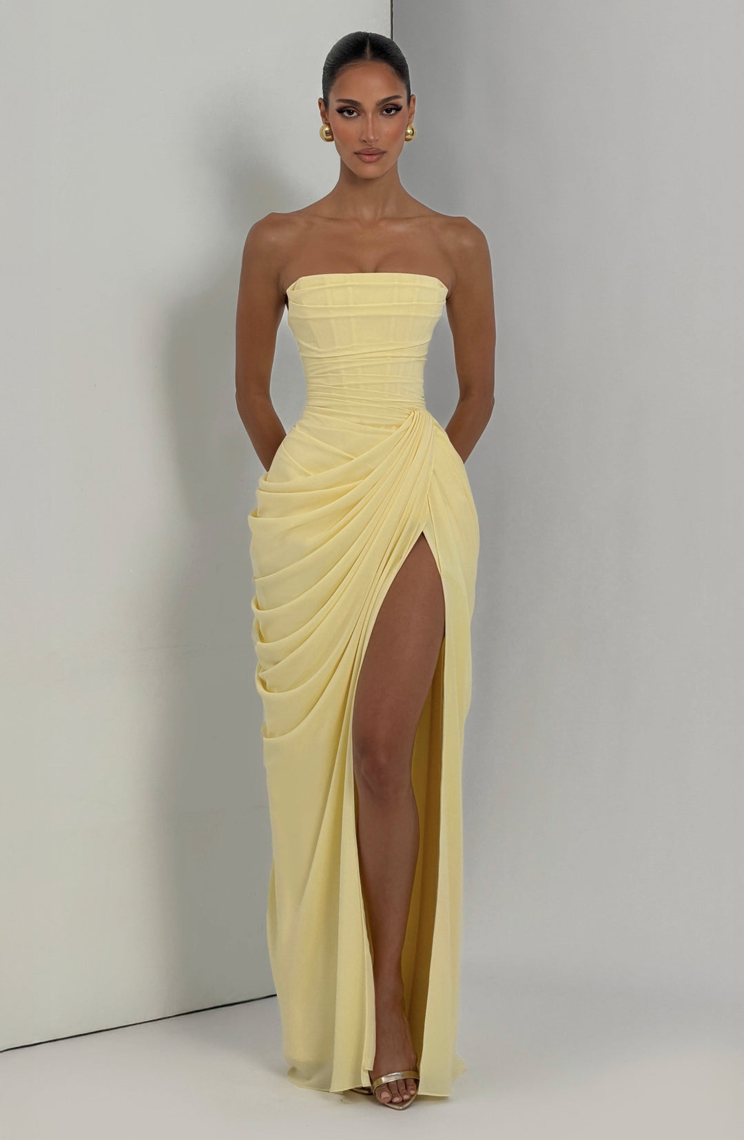 SKY - Eleganza scultorea che definisce la tua figura per Donna