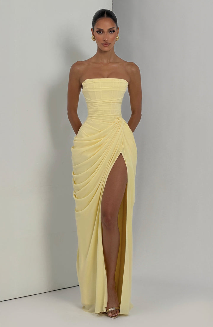 SKY - Eleganza scultorea che definisce la tua figura per Donna