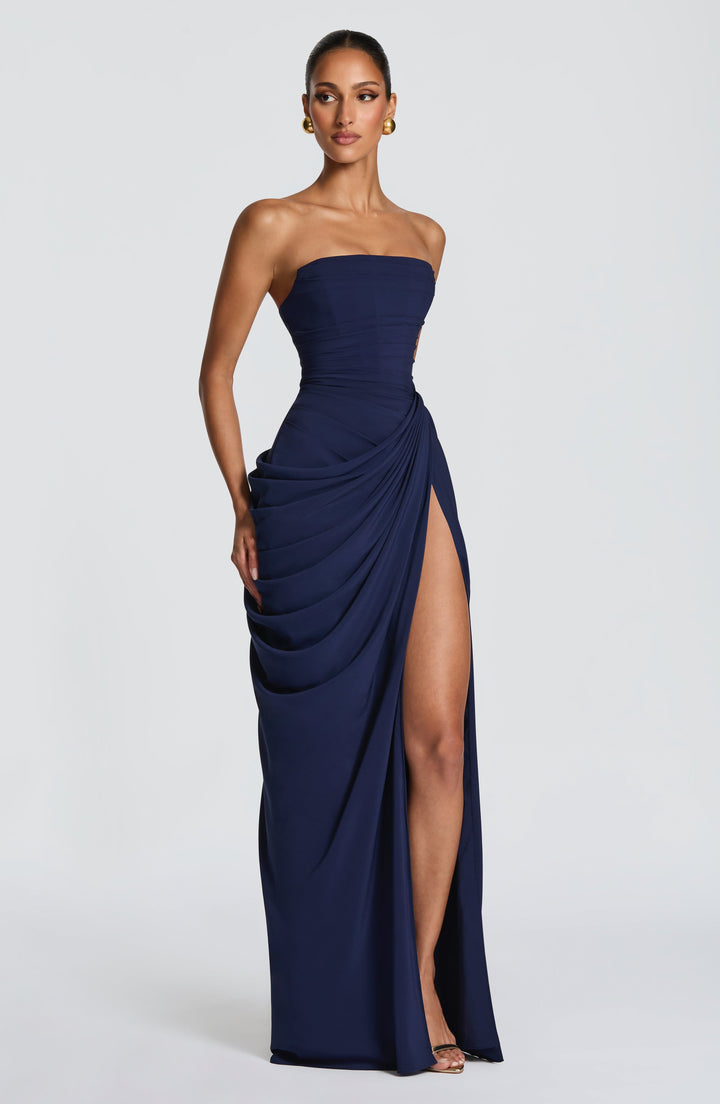SKY - Eleganza scultorea che definisce la tua figura per Donna