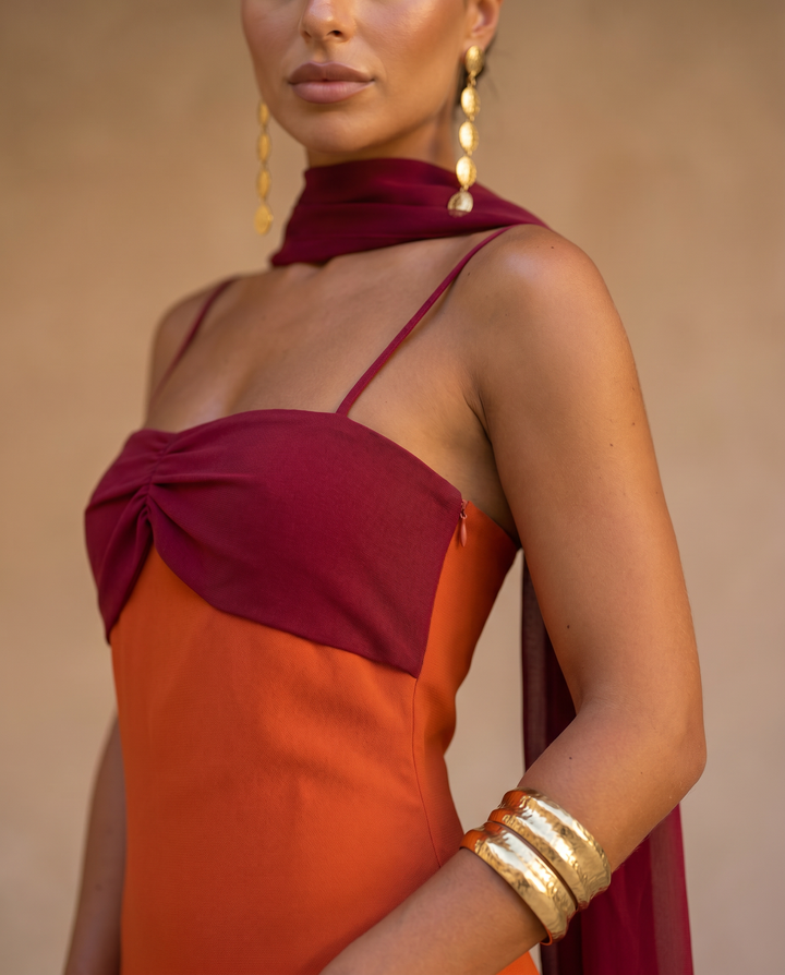 Zahara | Vestito arancione con scollatura rossa